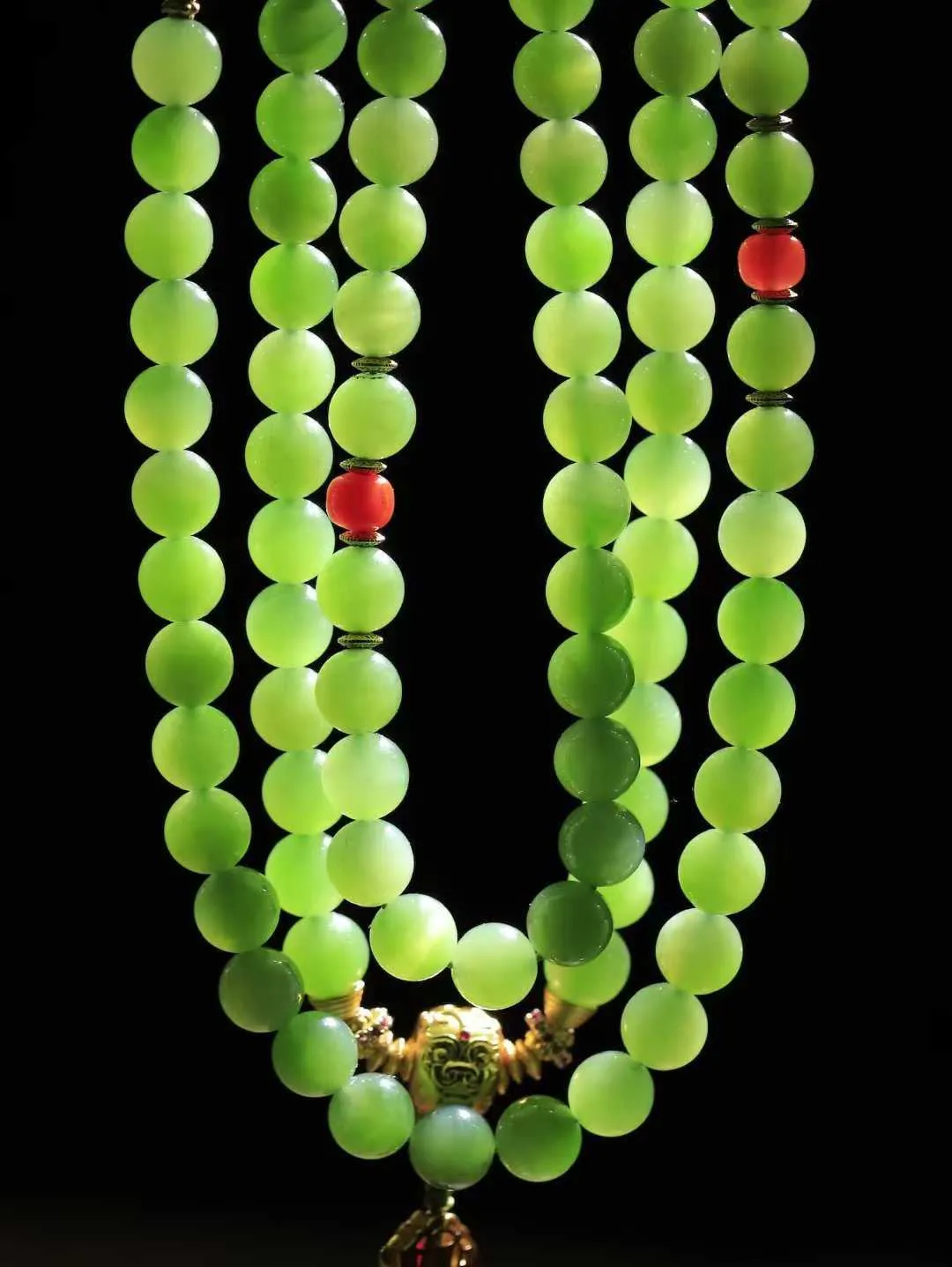 【链.108】

精品️和田玉碧玉圆珠挂链 玉质温润细腻 油性十足 佩戴舒适。珠珠落玉盘，间关莺语花底滑，一生美好时光，无论身在何处，都有它相伴相守。事事顺遂，幸福美满，吉祥如意。重108.3克 尺寸取一8mm FDL-4410333
​