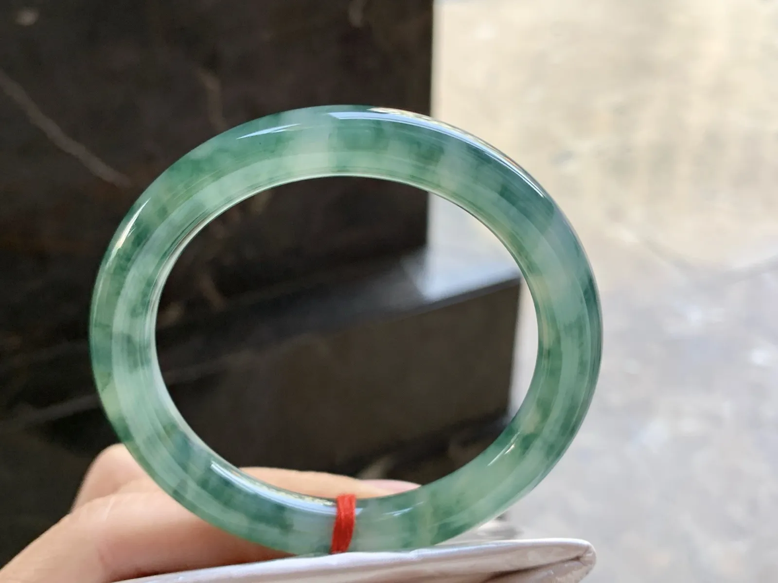 55-9

飘花圆条手镯^_^颜色鲜艳 玉质温润