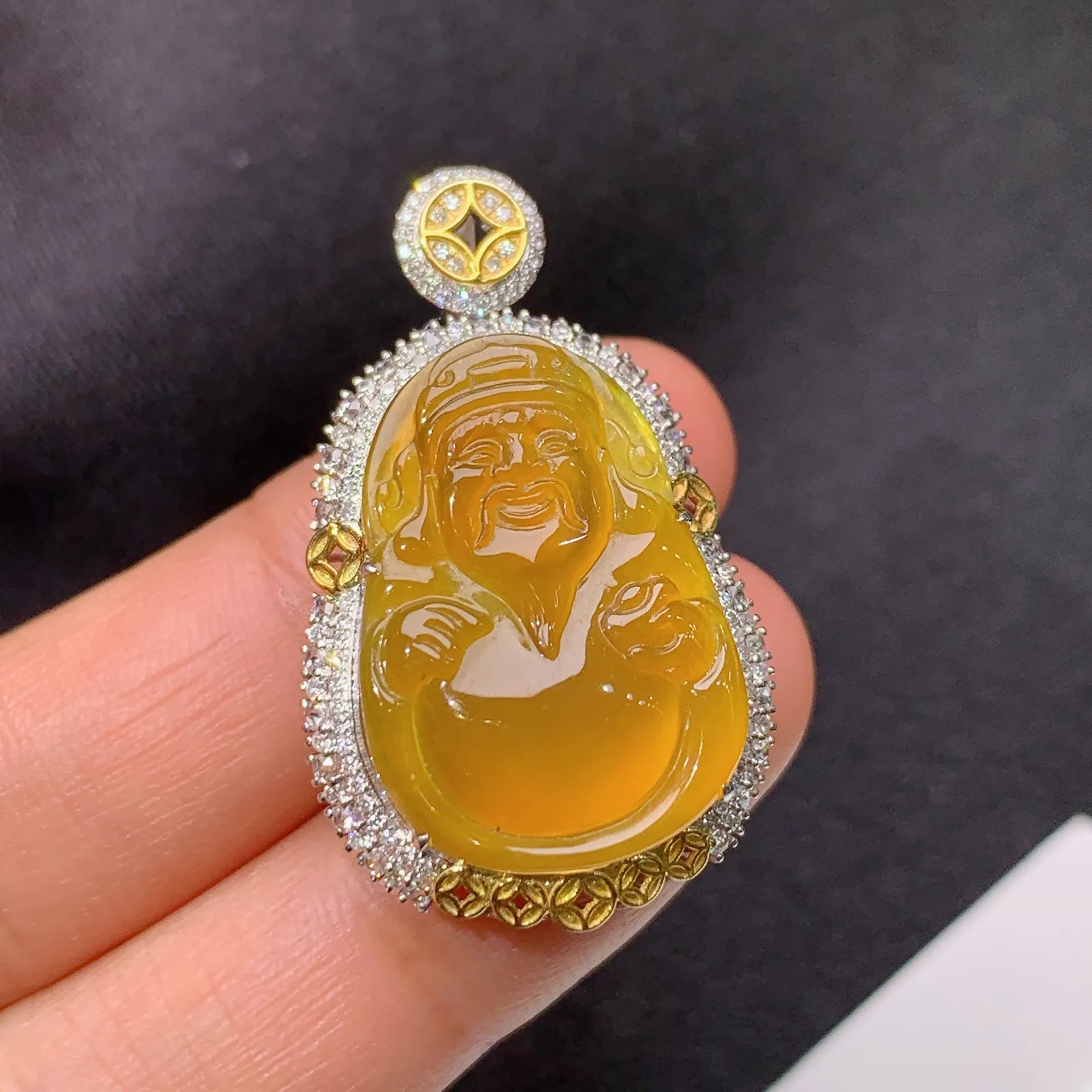 冰黄翡财神吊坠，18k金钻镶嵌，冰透水润，颜色鲜艳，种水足，Sk整体尺寸33.8*20.6*9.3