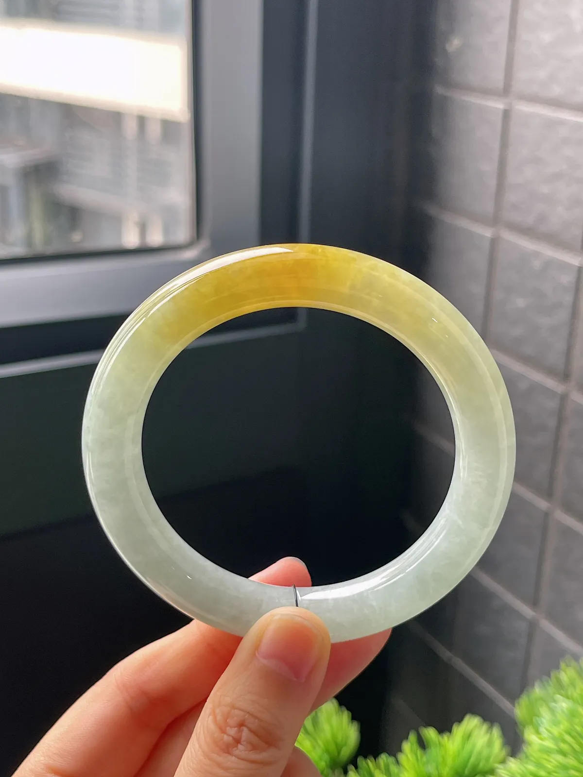 圆镯56.7圈口，翡翠糯化种黄加绿手镯