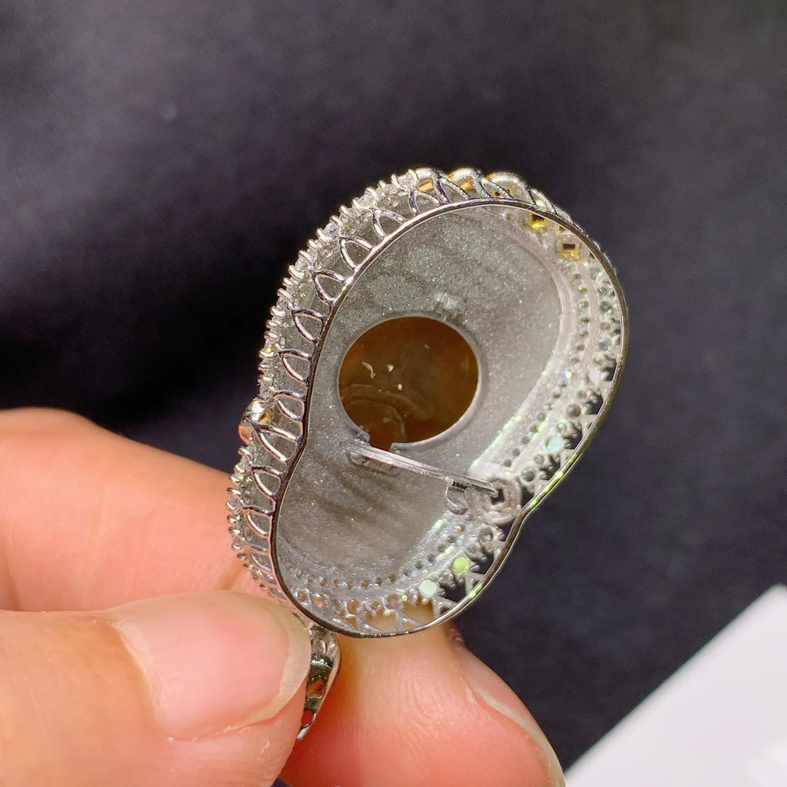 冰黄翡财神吊坠，18k金钻镶嵌，冰透水润，颜色鲜艳，种水足，Sk整体尺寸33.8*20.6*9.3