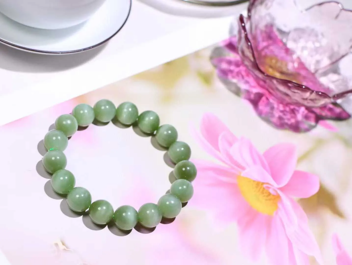 【腕间风华】

和田玉碧玉猫眼手串，玉质冰润 眼线灵动，佩戴于腕间，尽显高贵气质。无论是日常搭配还是