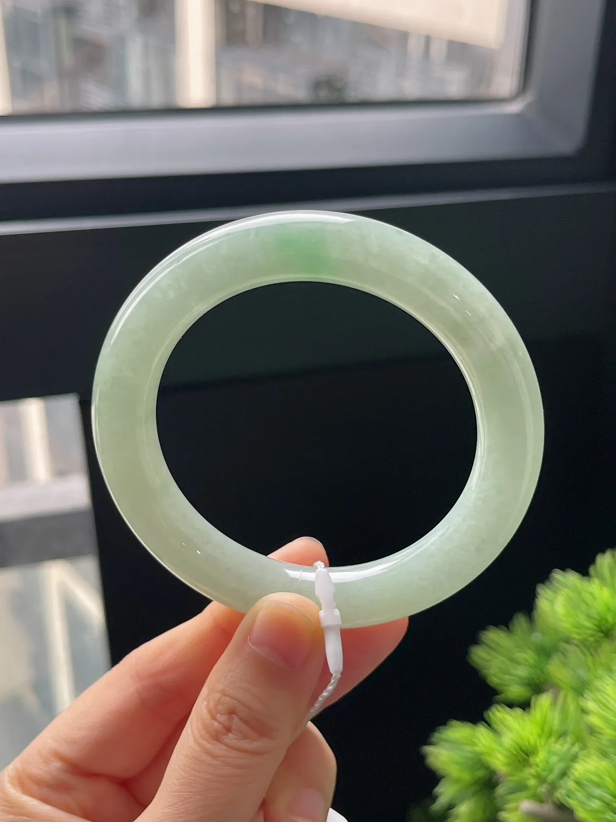 圆镯54.6圈口，翡翠糯化种淡绿色手镯