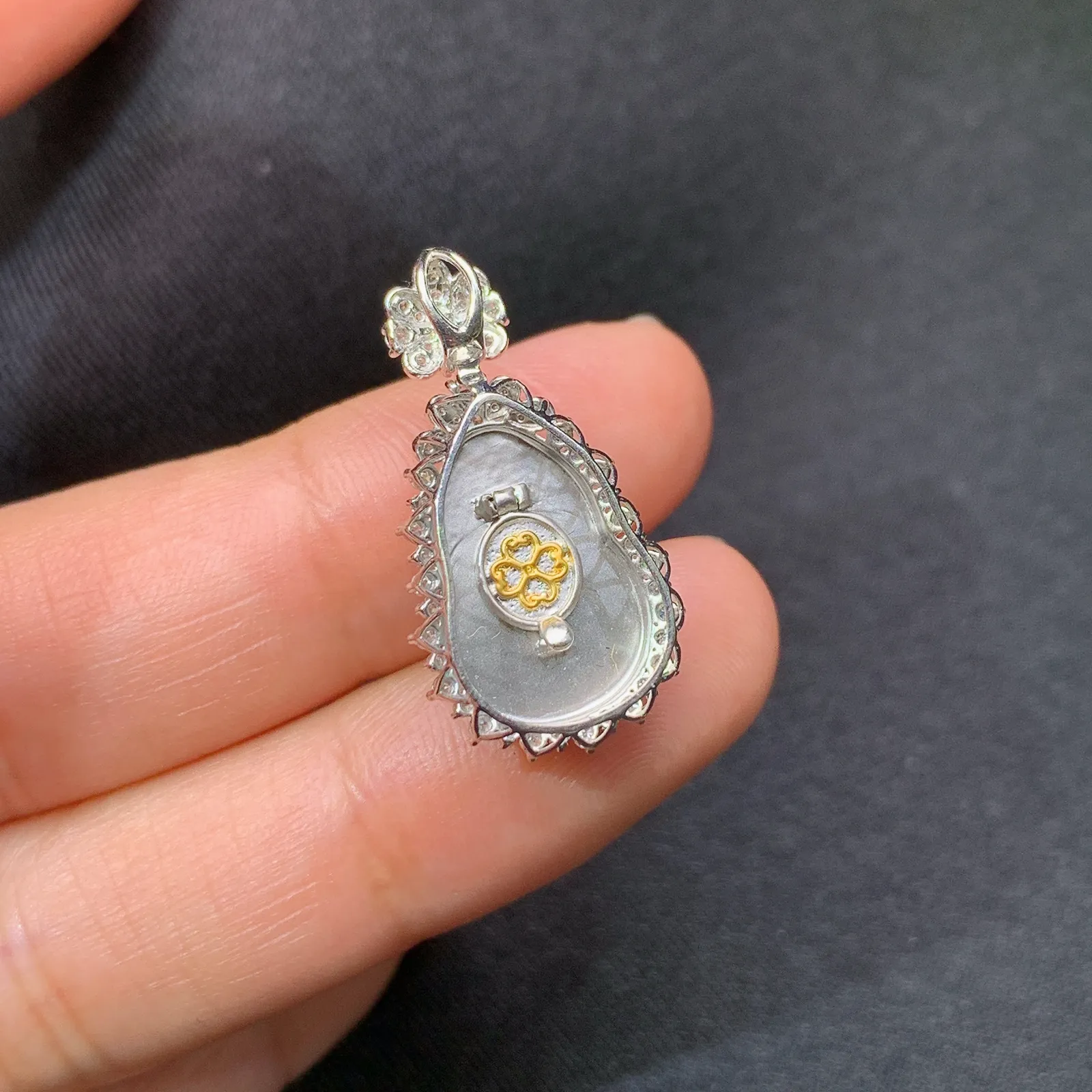 阳绿葫芦吊坠，18k金钻镶嵌，冰润色阳，玉质细腻，种水足，Sk整体尺寸25.2*13.1*8.5