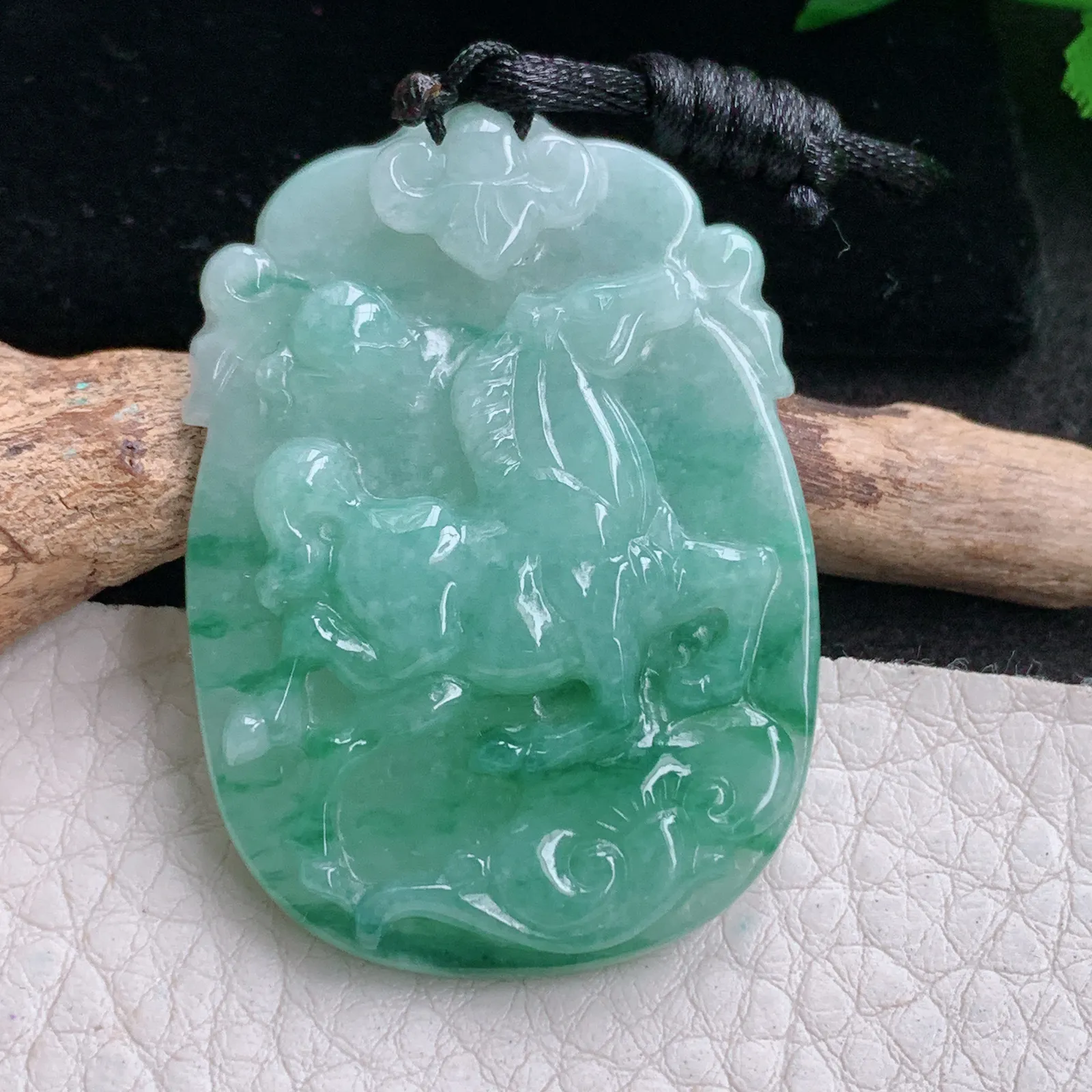 f8自然光45*32.5*6天然缅甸翡翠A货飘花飞马 生肖马 马到功成玉吊坠