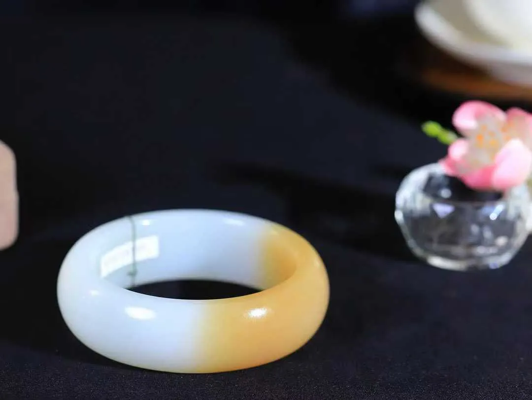 【暖玉生香·手镯】

收藏级臻品和田玉糖白玉手镯，质地油润细腻，色泽高贵典雅，镯型古朴典雅。在诗情画意的雨巷相遇，你是我腕间的一抹风情，有你眸有深情，清风荡漾湖间静水，我愿俯身低眉，在烟波涟漪处，寻你深情倩影。内径55mm尺寸19.6-9.1mm重89克  6928258A