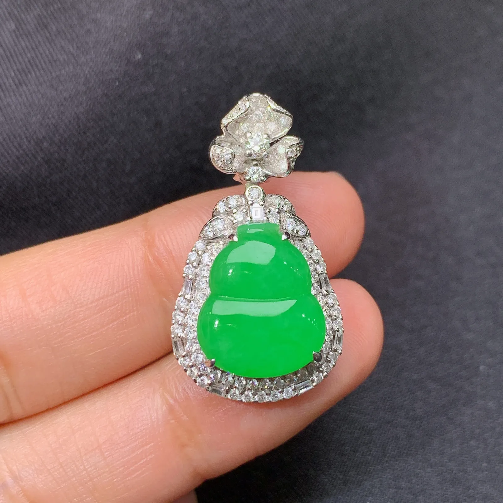 阳绿葫芦吊坠，18k金钻镶嵌，冰润色阳，玉质细腻，Aq整体尺寸29.7*16.7*8.7