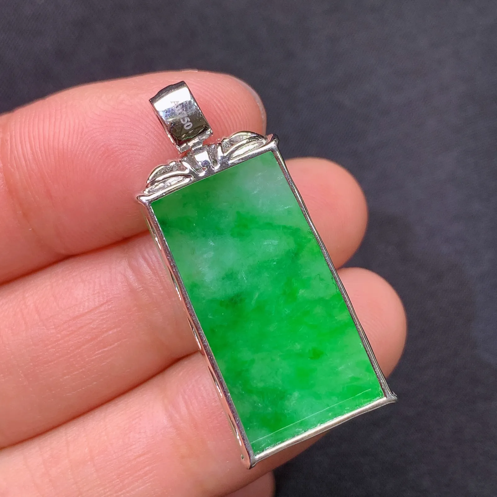 冰阳绿无事牌吊坠，18k金镶嵌，冰润色阳，zha整体尺寸33.1*14.9*5.2