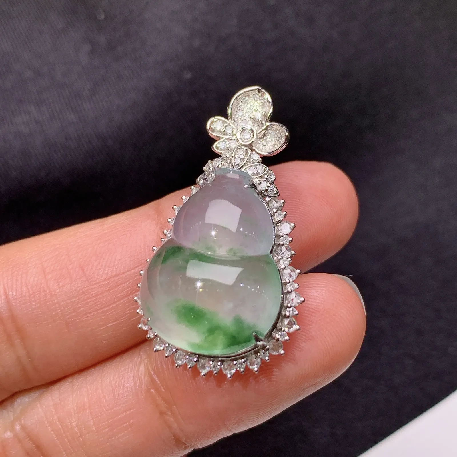 冰飘花葫芦吊坠，18k金钻镶嵌，冰润饱满，玉质细腻，种水足，Kf整体尺寸30.9*18*11.2