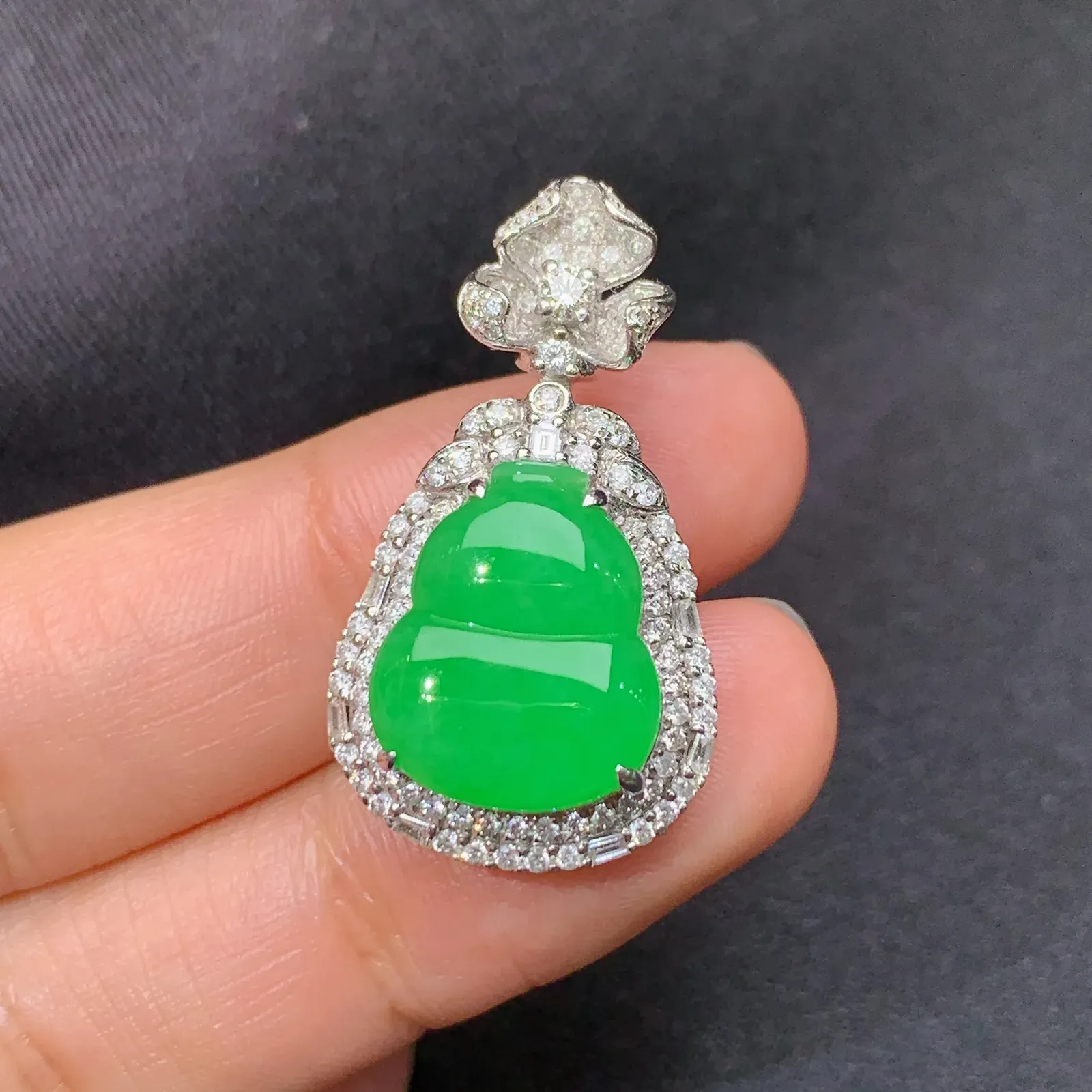 阳绿葫芦吊坠，18k金钻镶嵌，冰润色阳，玉质细腻，Aq整体尺寸29.7*16.7*8.7