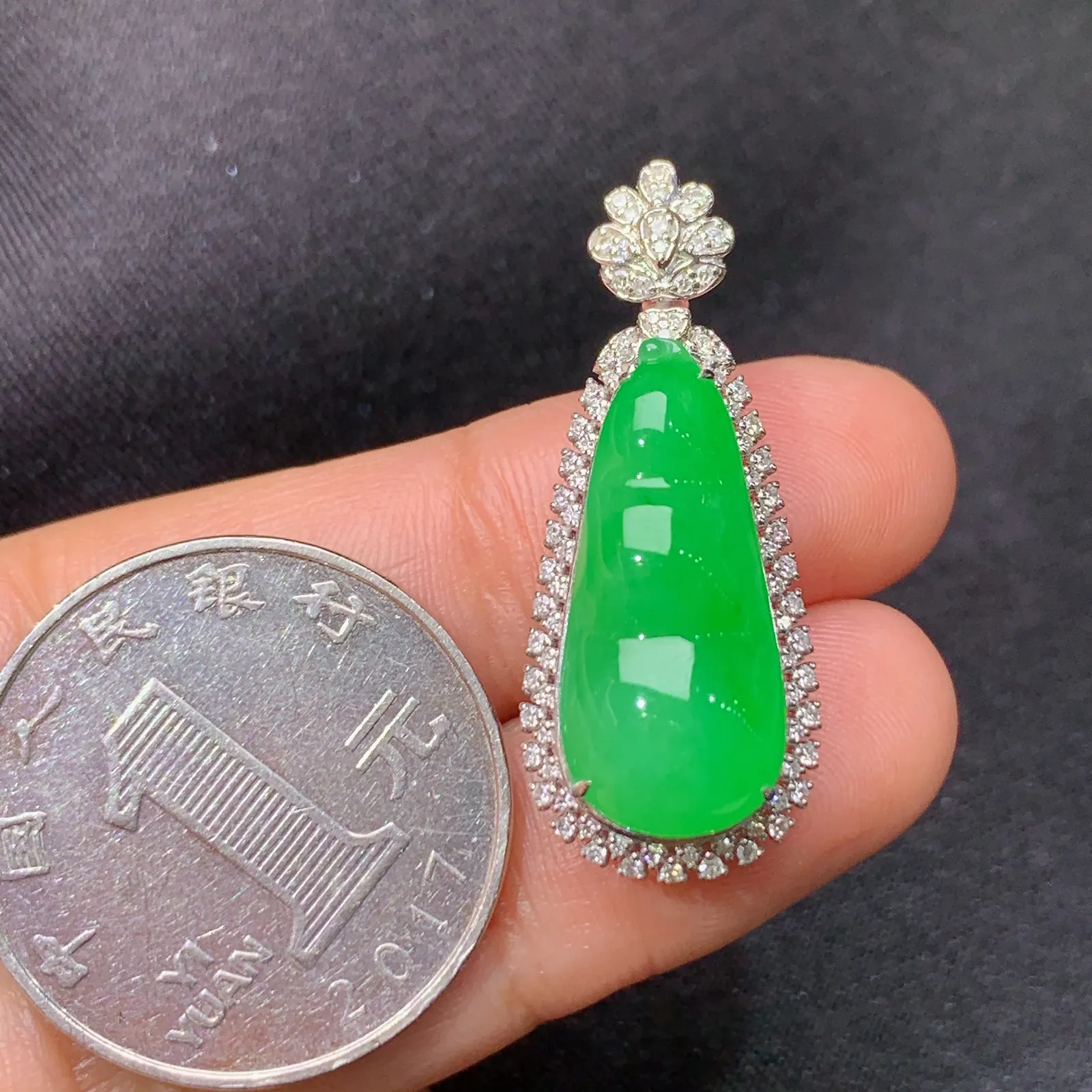 阳绿福豆吊坠，18k金镶嵌，冰润色阳，玉质细腻，Sk整体尺寸32.1*12.9*9.6