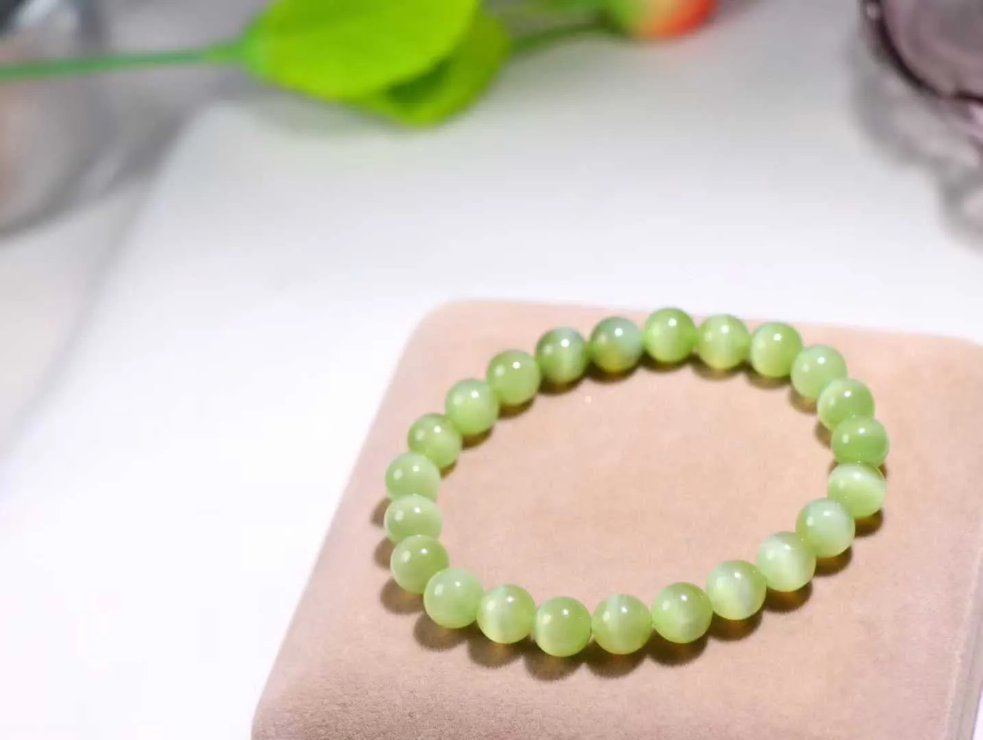 （猫眼手串.金猫）

收藏品和田玉碧玉猫眼手串 黄金猫眼 色彩迷人，稀有罕见，冰底，眼线灵动 猫眼儿般的光中，有波光潋滟，也有梦幻清韵。行走于市井的喧嚣，相顾不言，便得清欢。

重17.8克 尺寸8mm 36823212113O