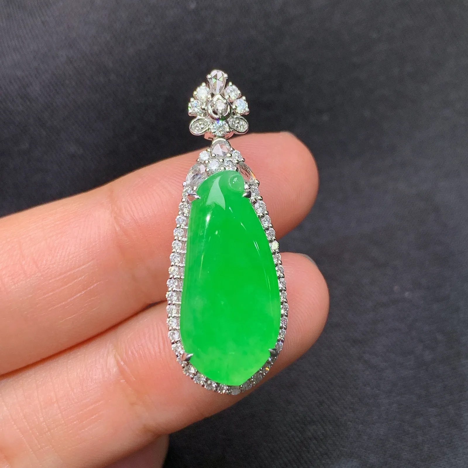 阳绿福瓜吊坠，18k金钻镶嵌，水润色阳，玉质细腻，种水足，Al整体尺寸33.1*12.2*8.8