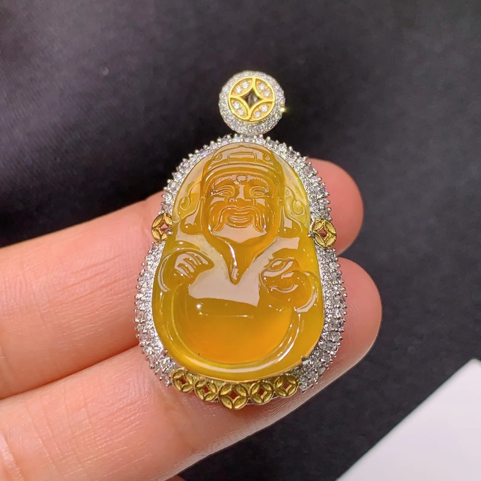 冰黄翡财神吊坠，18k金钻镶嵌，冰透水润，颜色鲜艳，种水足，Sk整体尺寸33.8*20.6*9.3