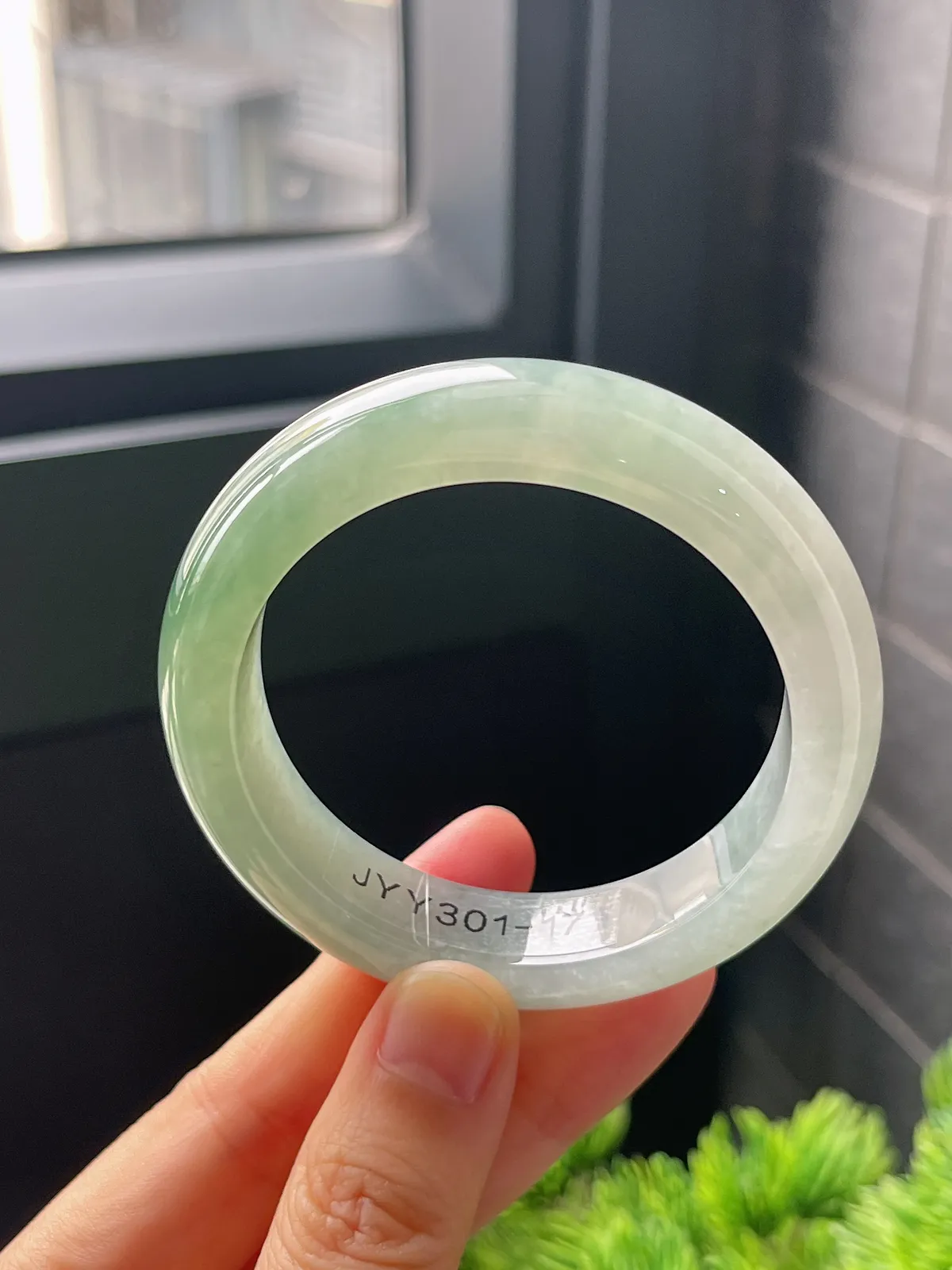 小圈口 正圈49.8圈口，翡翠冰糯种飘绿手镯