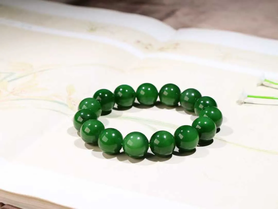 【珠圆玉润】 

精品和田玉碧玉猫眼手串，老坑料，气质神秘，️玉质温润细腻，油性十足，颗颗精选，精工打磨，圆润饱满，寓意生活幸福美满。

尺寸取一14mm，重62.2克82280882918ODF