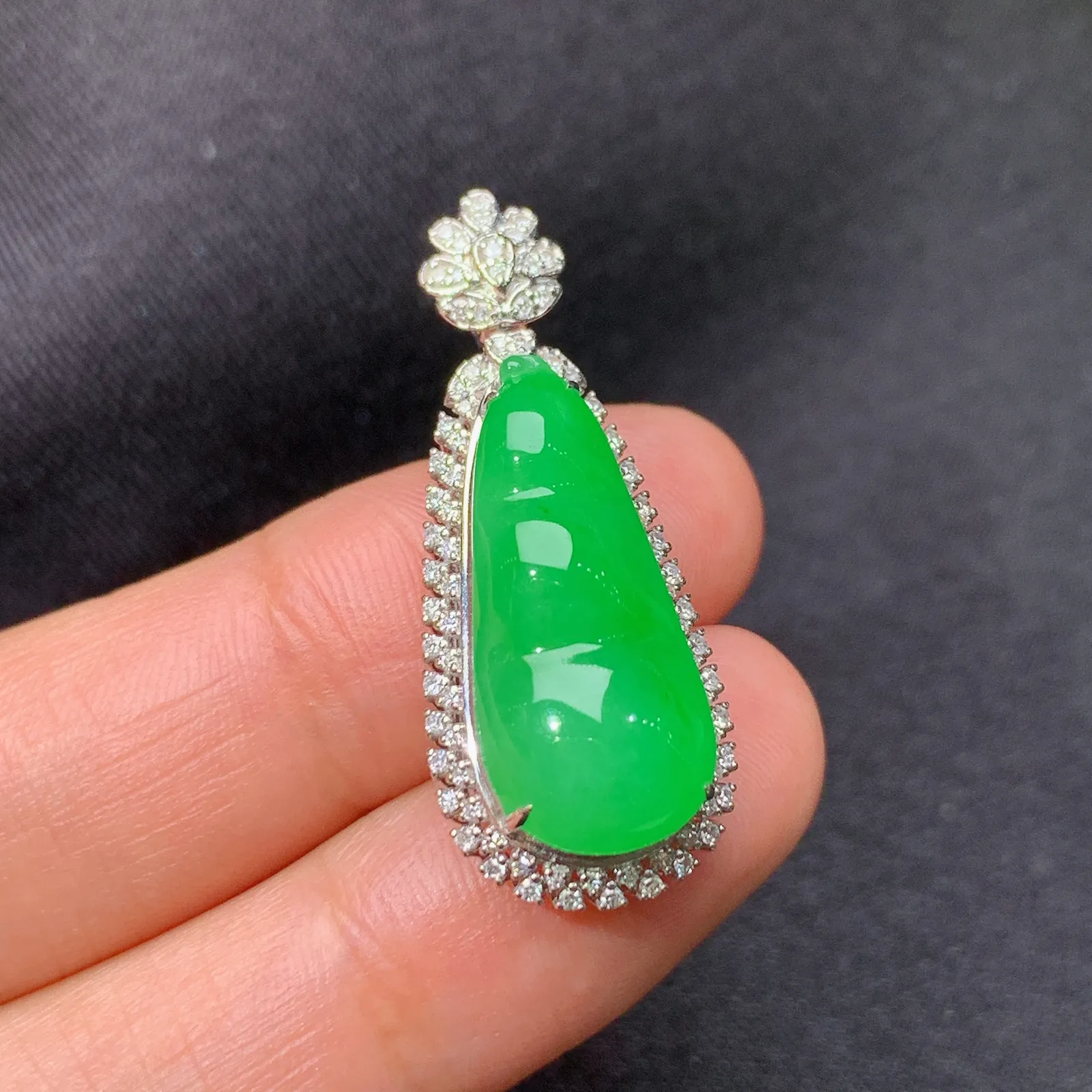 阳绿福豆吊坠，18k金镶嵌，冰润色阳，玉质细腻，Sk整体尺寸32.1*12.9*9.6