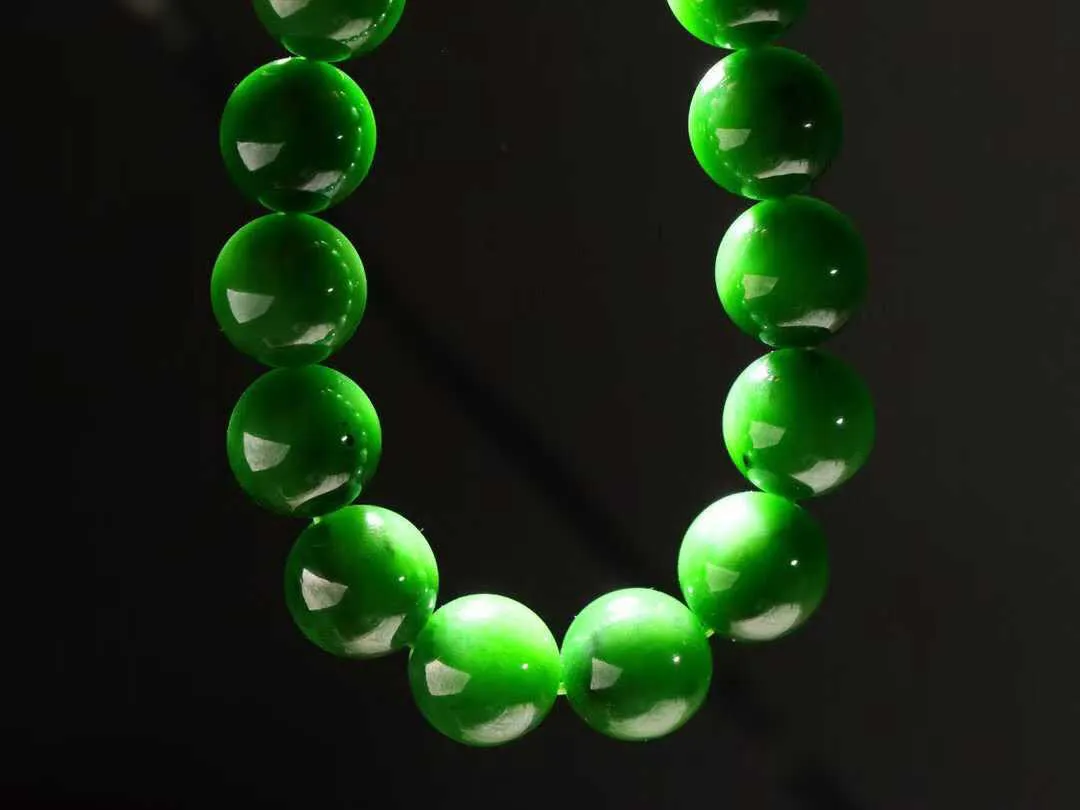 【珠圆玉润】 

精品和田玉碧玉猫眼手串，老坑料，气质神秘，️玉质温润细腻，油性十足，颗颗精选，精工打磨，圆润饱满，寓意生活幸福美满。

尺寸取一14mm，重62.2克82280882918ODF