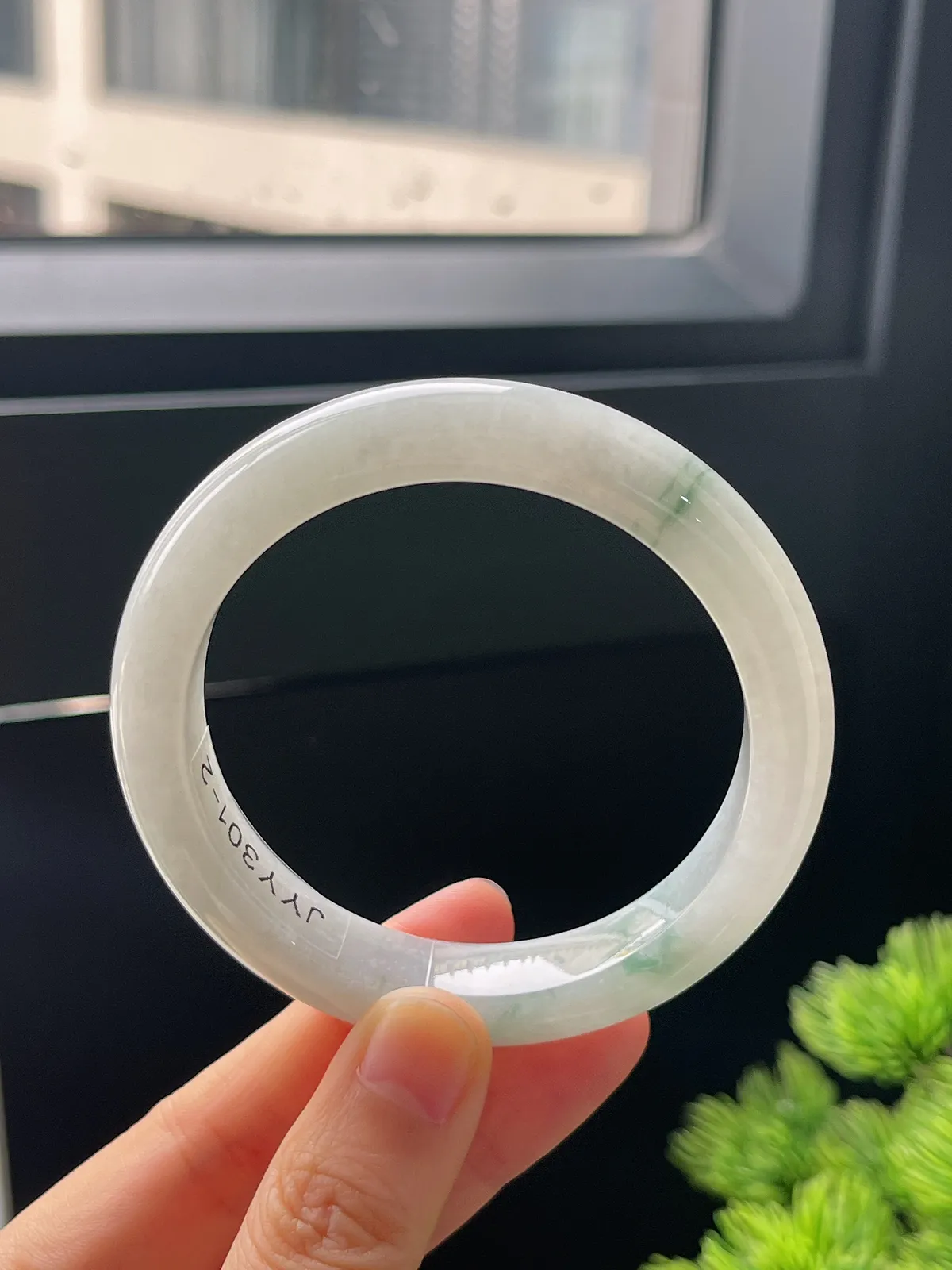 正圈55圈口，翡翠糯化种飘绿手镯