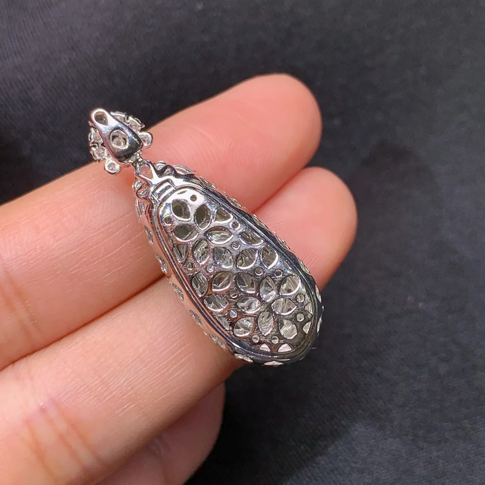 阳绿福瓜吊坠，18k金钻镶嵌，水润色阳，玉质细腻，种水足，Al整体尺寸33.1*12.2*8.8