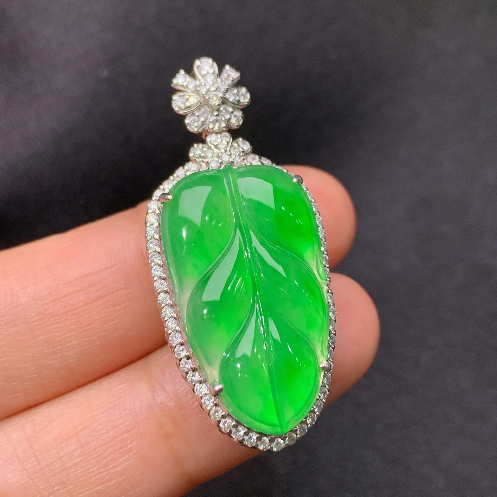 冰阳绿树叶吊坠，18k金钻镶嵌，冰润色阳，玉质细腻，种水足，Sk整体尺寸37.2*16.5*10