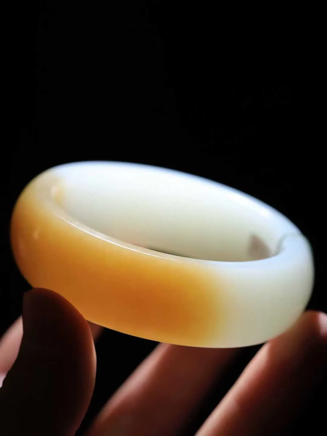 【暖玉生香·手镯】

收藏级臻品和田玉糖白玉手镯，质地油润细腻，色泽高贵典雅，镯型古朴典雅。在诗情画意的雨巷相遇，你是我腕间的一抹风情，有你眸有深情，清风荡漾湖间静水，我愿俯身低眉，在烟波涟漪处，寻你深情倩影。内径55mm尺寸19.6-9.1mm重89克  6928258A