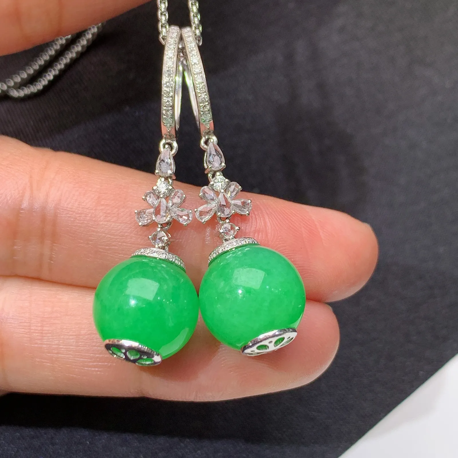 阳绿圆珠耳坠，18k金钻镶嵌，简约时尚，冰润色阳，Cj取其一裸石尺寸12.1