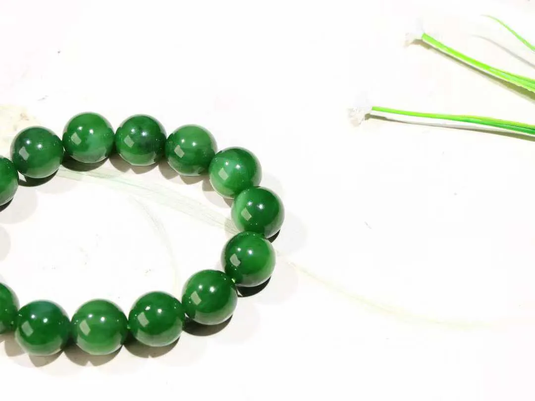 【珠圆玉润】 

精品和田玉碧玉猫眼手串，老坑料，气质神秘，️玉质温润细腻，油性十足，颗颗精选，精工打磨，圆润饱满，寓意生活幸福美满。

尺寸取一14mm，重62.2克82280882918ODF