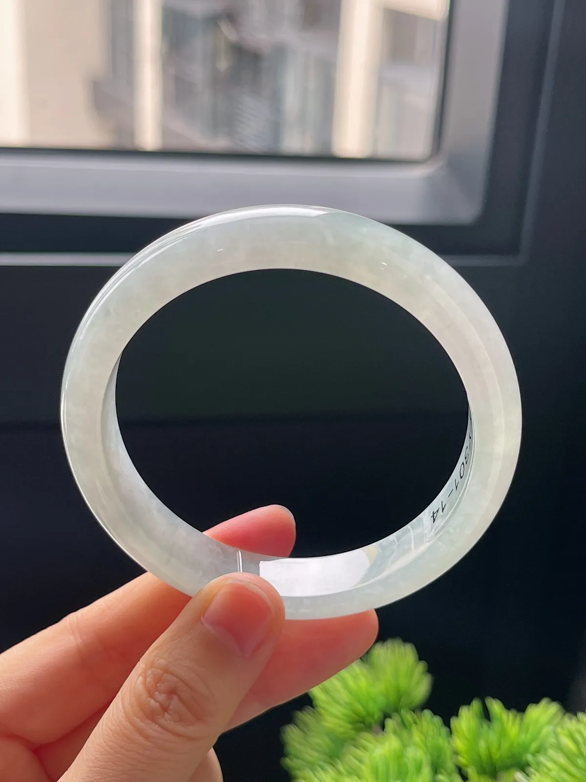 正圈58.4圈口，翡翠冰糯种淡绿色手镯