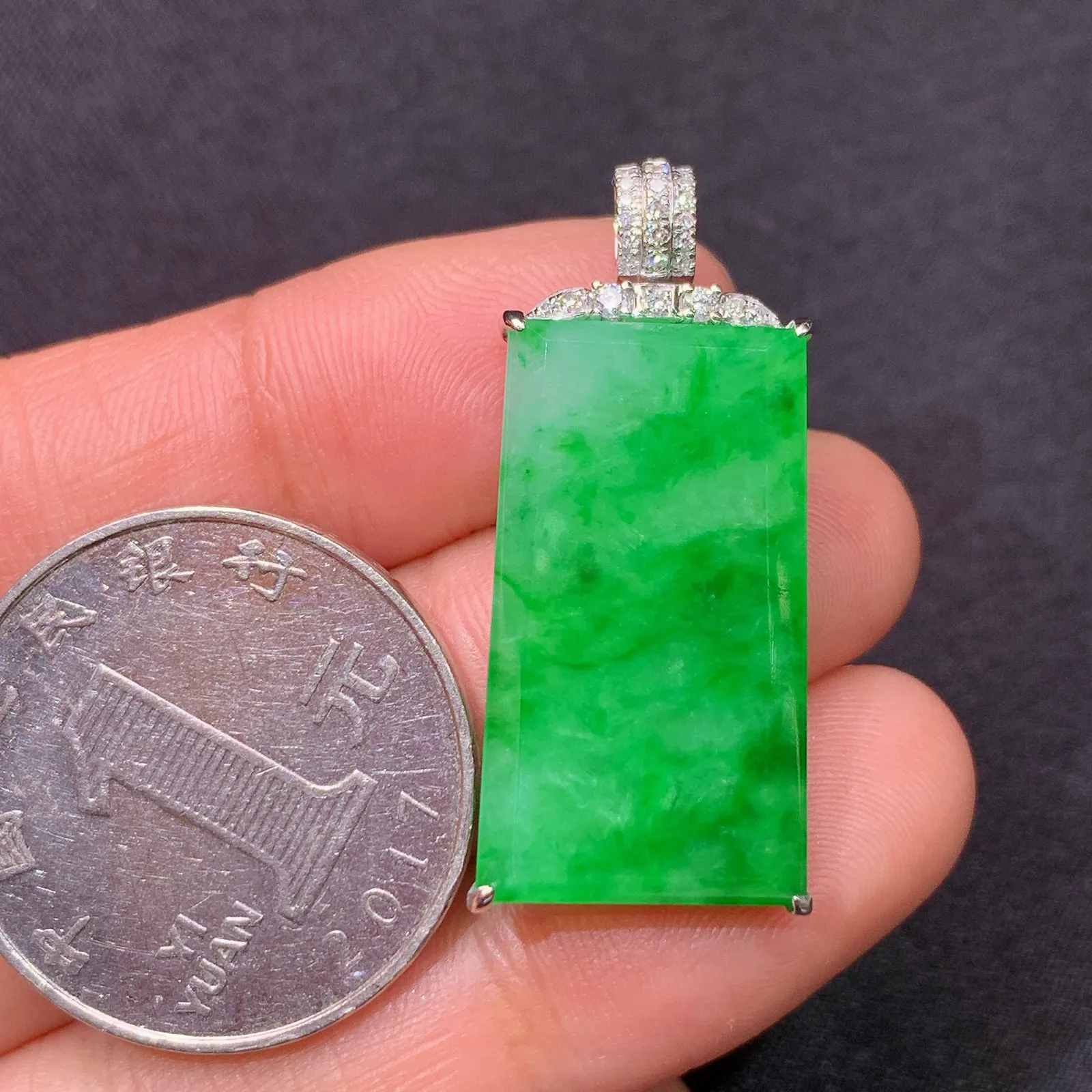 冰阳绿无事牌吊坠，18k金镶嵌，冰润色阳，zha整体尺寸33.1*14.9*5.2