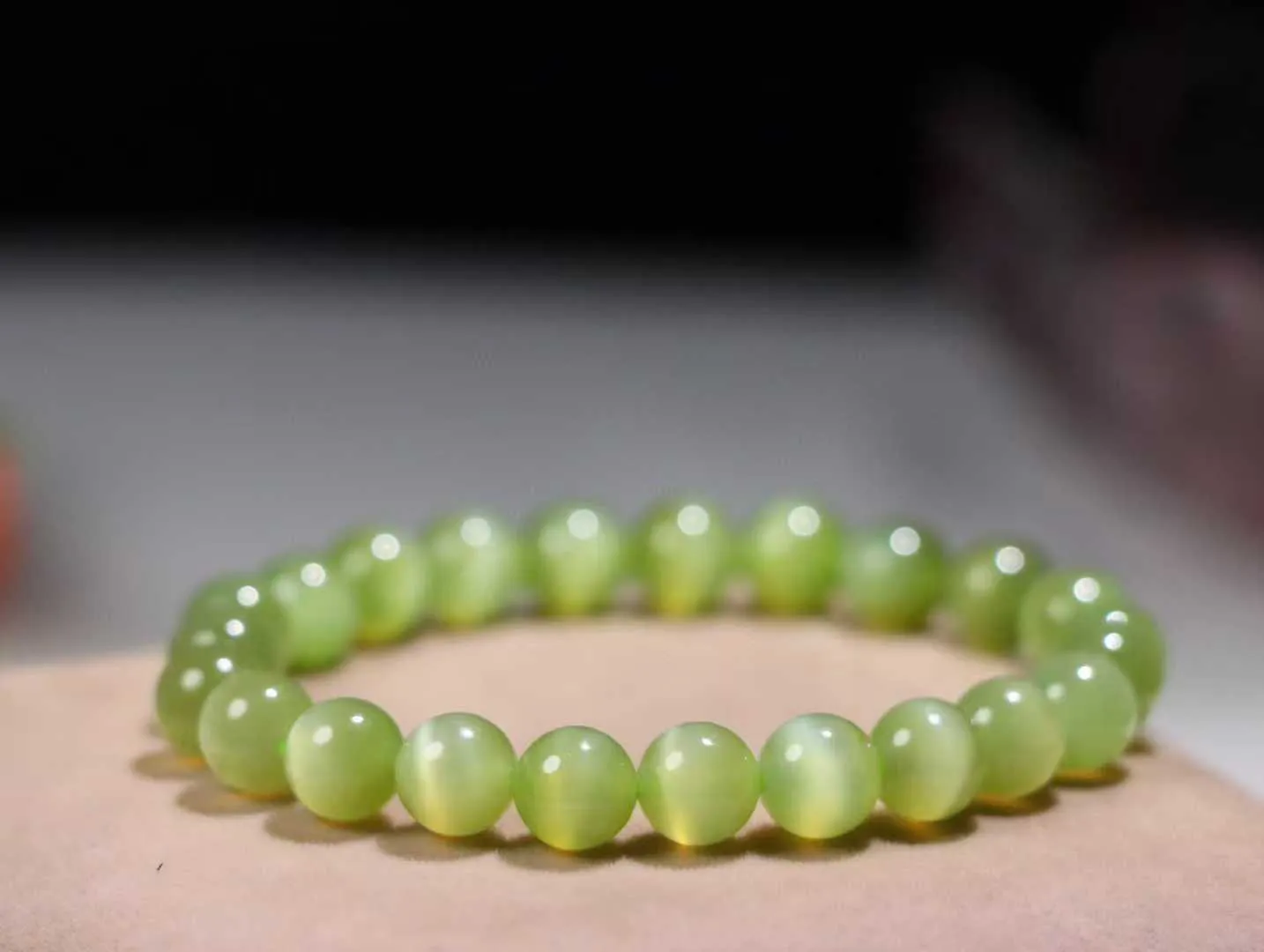 （猫眼手串.金猫）

收藏品和田玉碧玉猫眼手串 黄金猫眼 色彩迷人，稀有罕见，冰底，眼线灵动 猫眼儿般的光中，有波光潋滟，也有梦幻清韵。行走于市井的喧嚣，相顾不言，便得清欢。

重17.8克 尺寸8mm 36823212113O