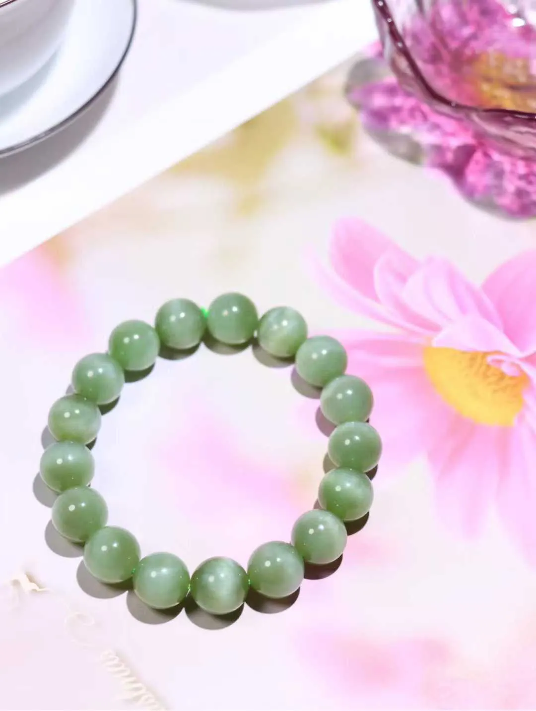 【腕间风华】

和田玉碧玉猫眼手串，玉质冰润 眼线灵动，佩戴于腕间，尽显高贵气质。无论是日常搭配还是重要场合，都是您优雅风范的点睛之笔。

重44.5克  尺寸12mm  36823212113O