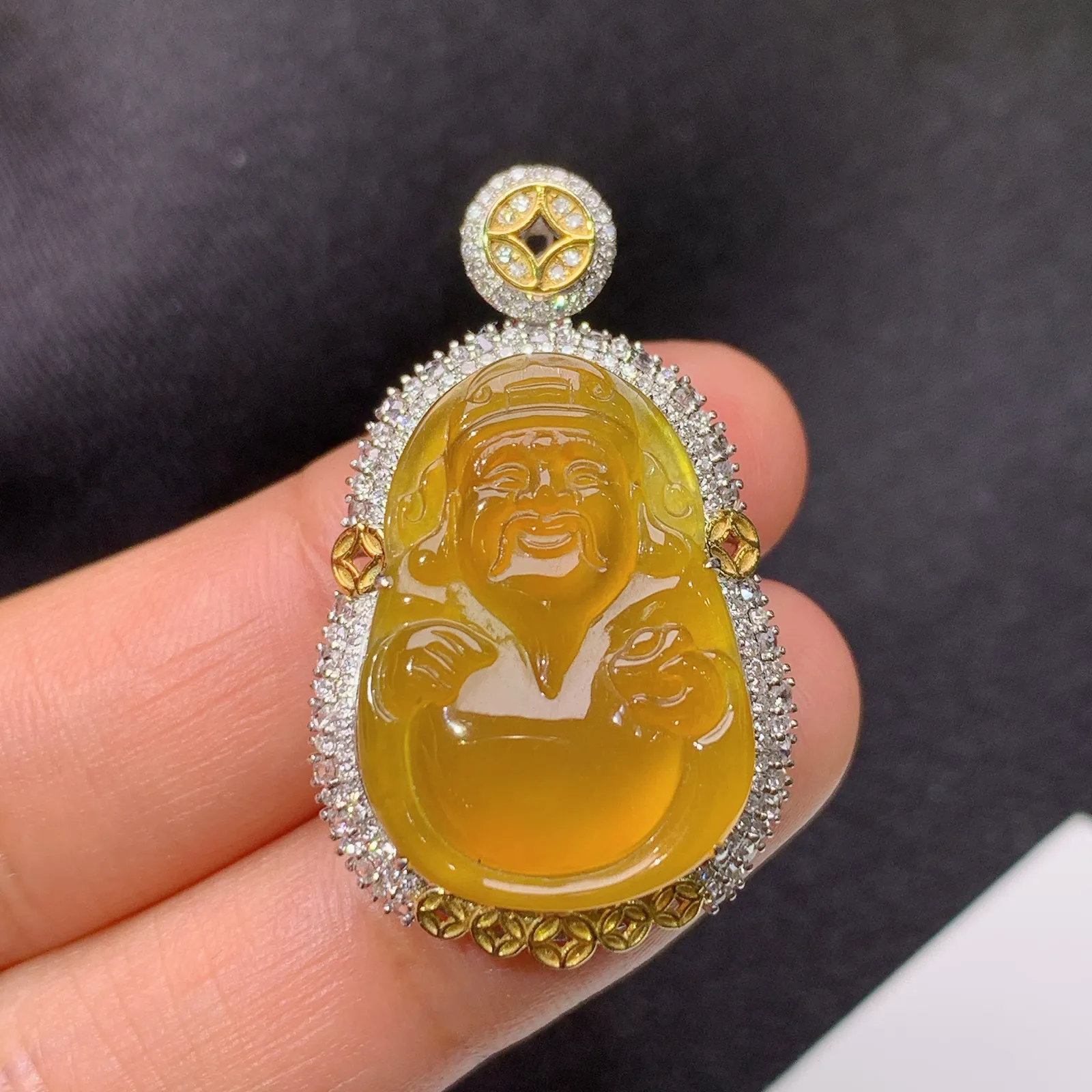 冰黄翡财神吊坠，18k金钻镶嵌，冰透水润，颜色鲜艳，种水足，Sk整体尺寸33.8*20.6*9.3