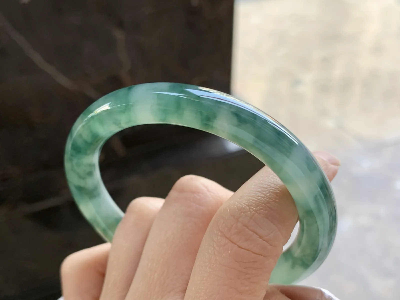 55-9

飘花圆条手镯^_^颜色鲜艳 玉质温润