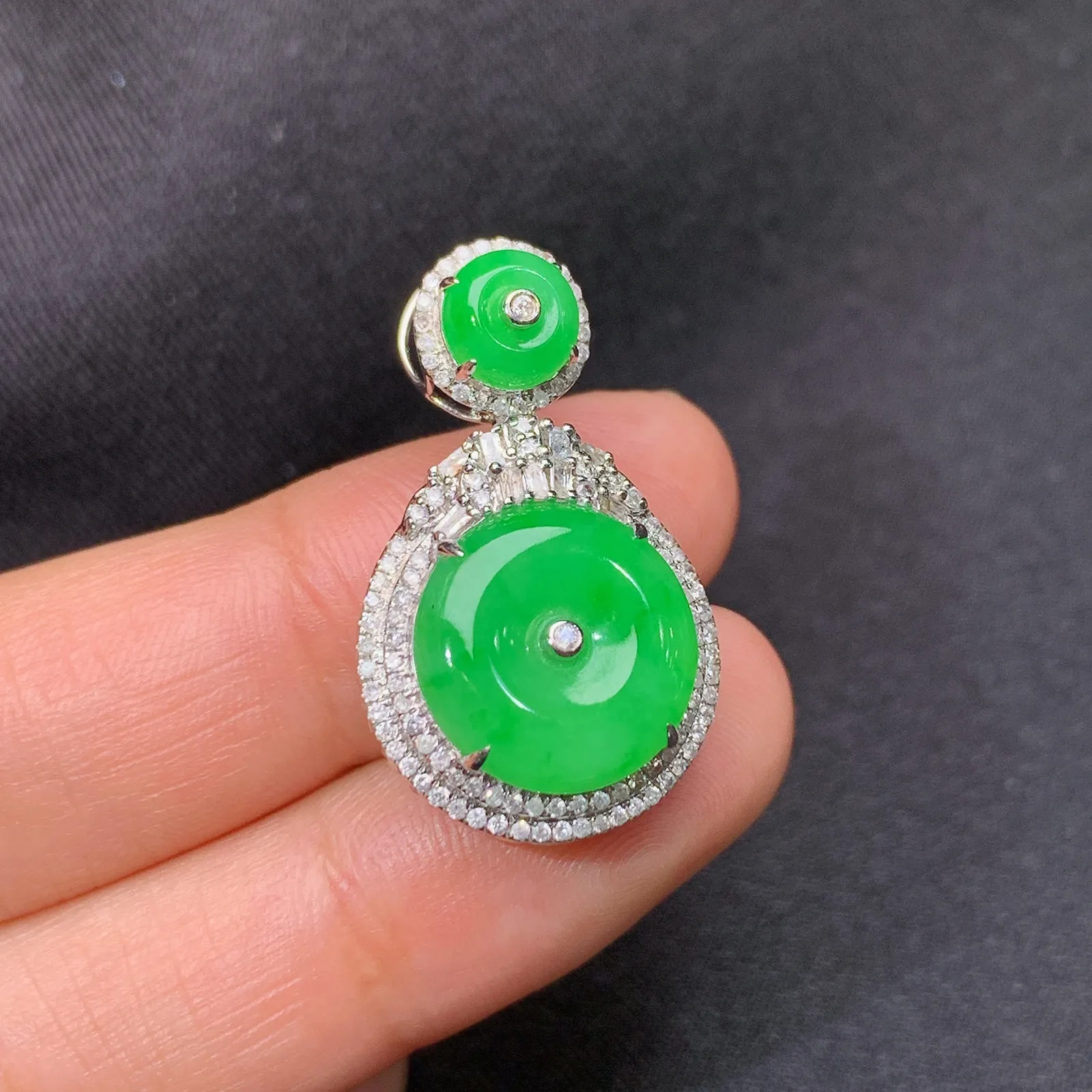 阳绿平安扣吊坠，18k金钻镶嵌，冰润色阳，玉质细腻，Aq整体尺寸27.2*16.5*8.6