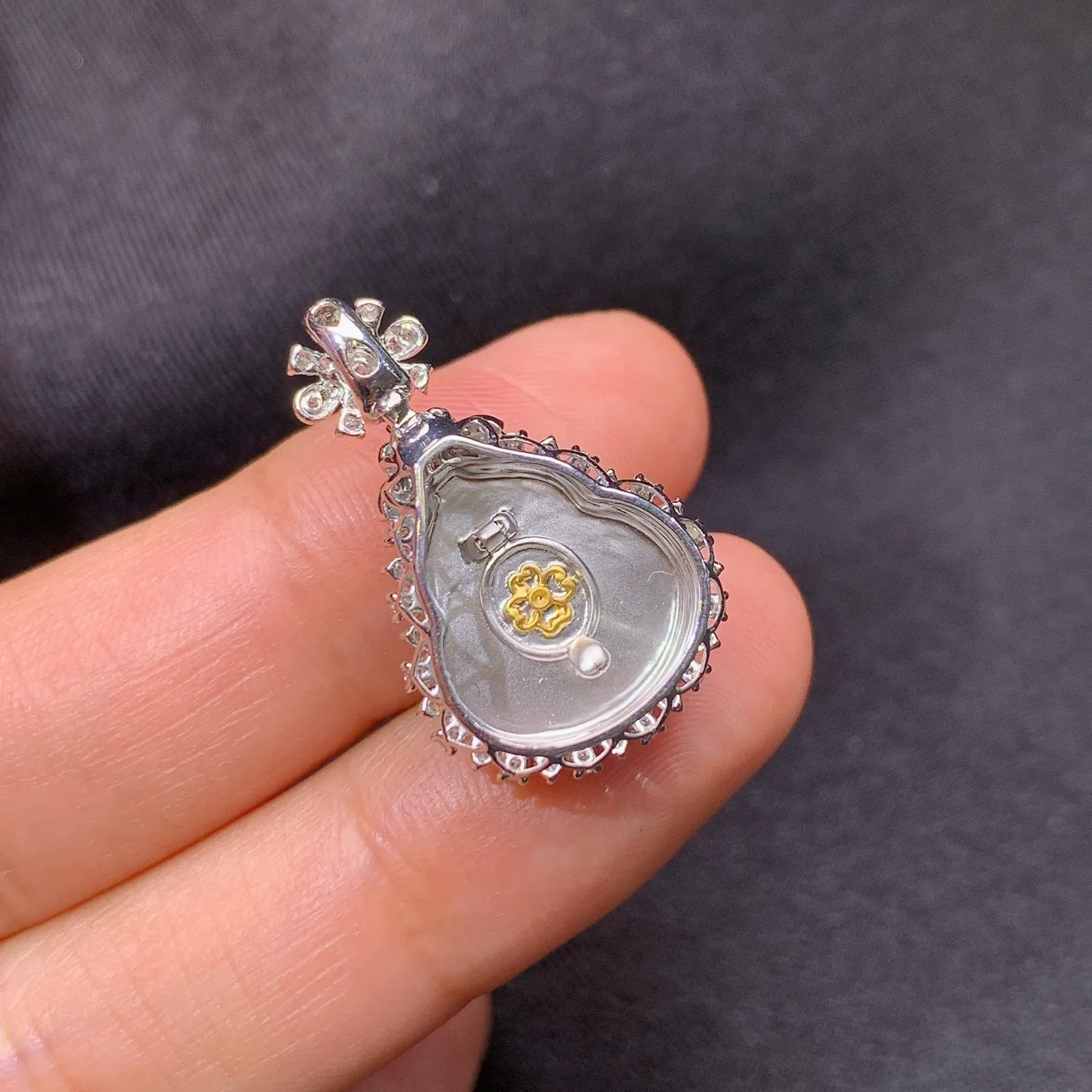 阳绿葫芦吊坠，18k金钻镶嵌，冰润色阳，玉质细腻，Sk整体尺寸24.5*15.3*9.2