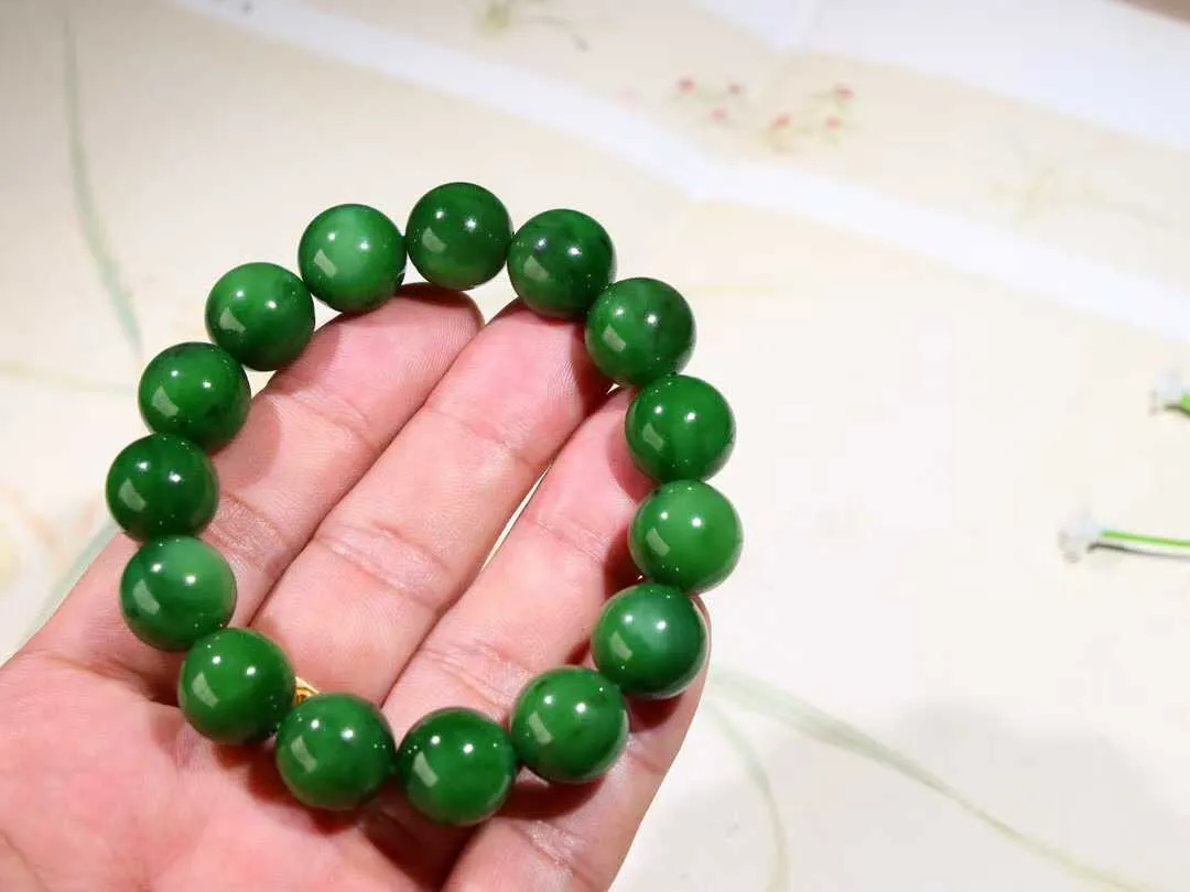 【珠圆玉润】 

精品和田玉碧玉猫眼手串，老坑料，气质神秘，️玉质温润细腻，油性十足，颗颗精选，精工打磨，圆润饱满，寓意生活幸福美满。

尺寸取一14mm，重62.2克82280882918ODF