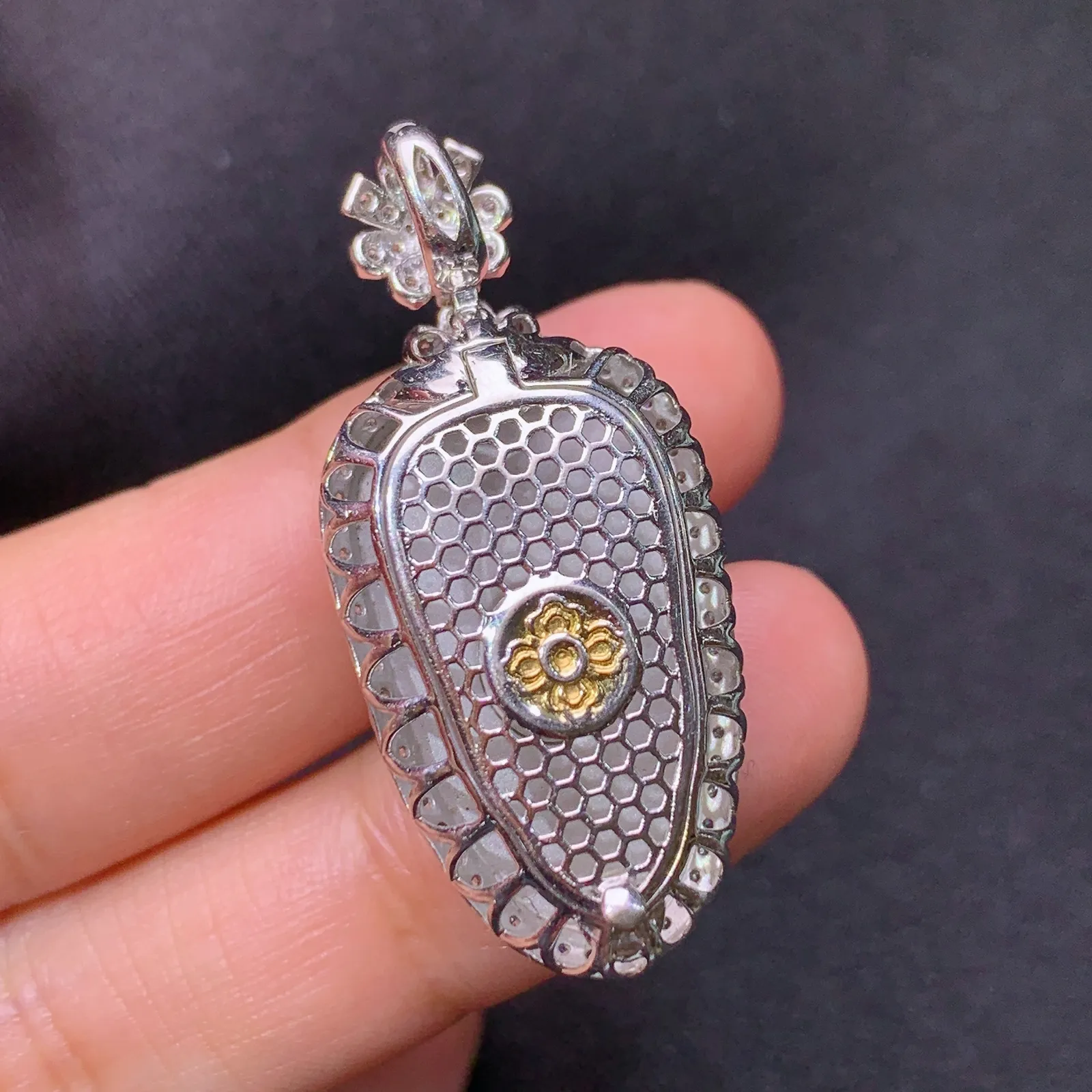 冰阳绿树叶吊坠，18k金钻镶嵌，冰润色阳，玉质细腻，种水足，Sk整体尺寸37.2*16.5*10