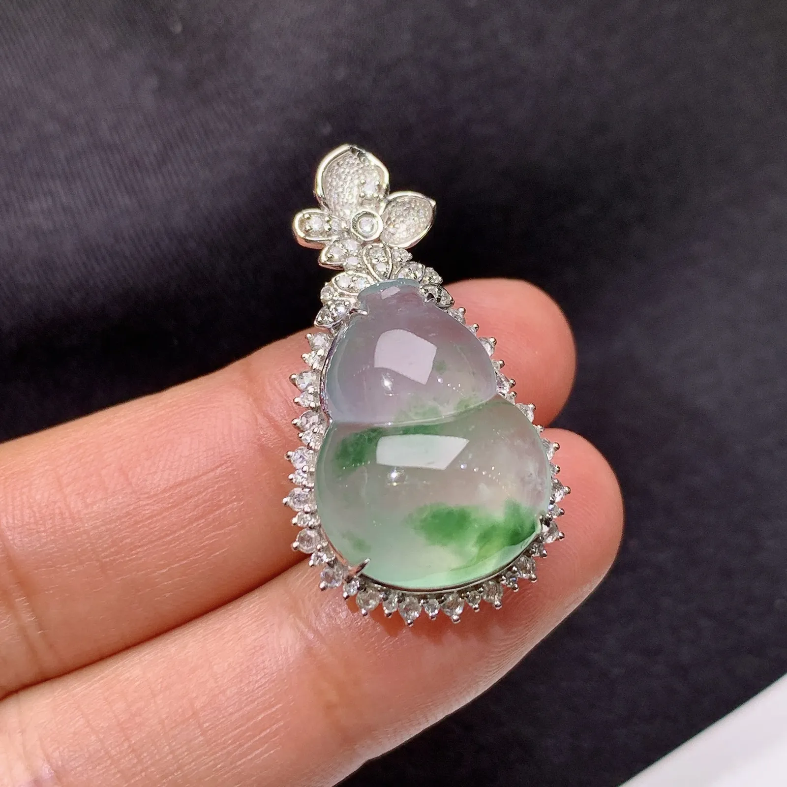 冰飘花葫芦吊坠，18k金钻镶嵌，冰润饱满，玉质细腻，种水足，Kf整体尺寸30.9*18*11.2