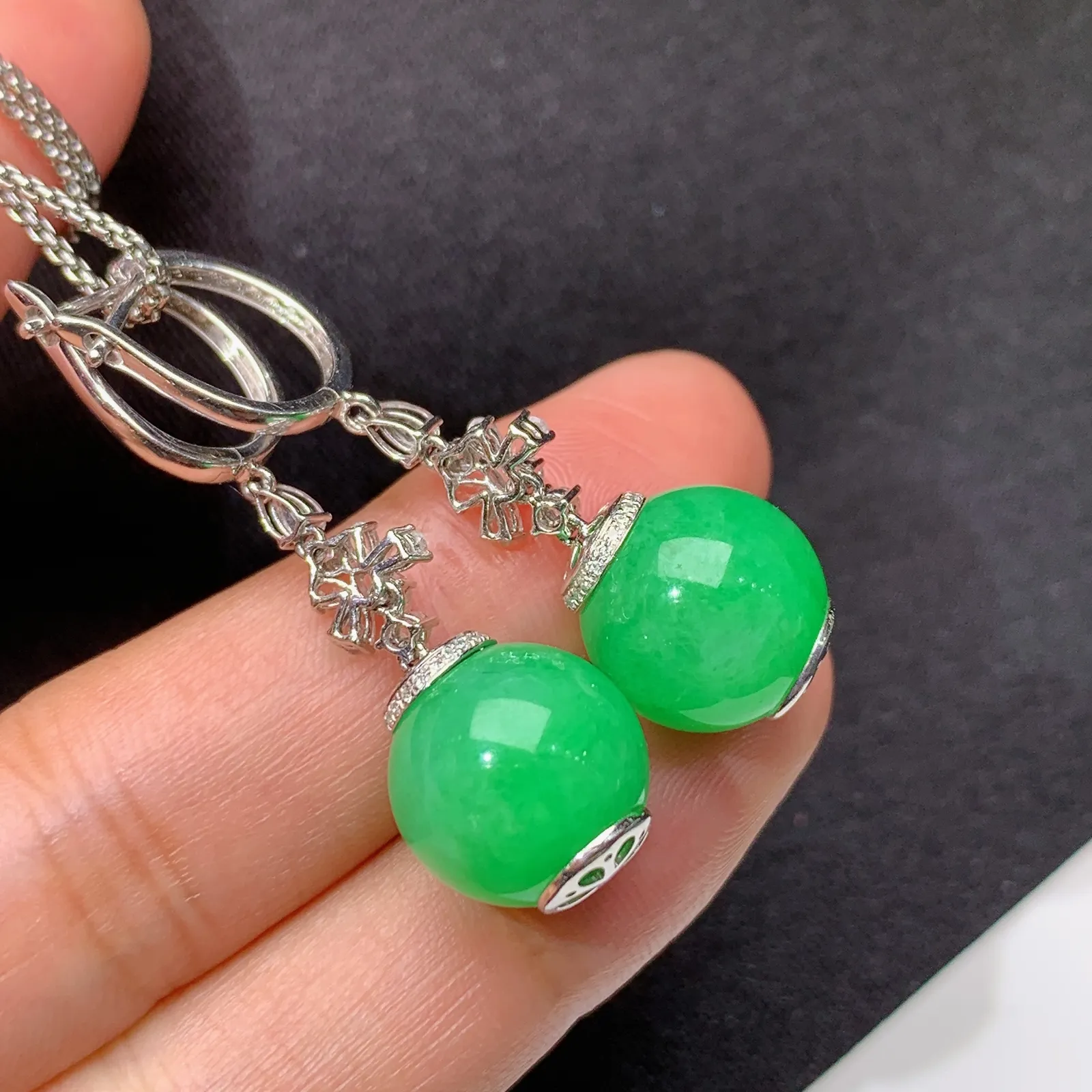 阳绿圆珠耳坠，18k金钻镶嵌，简约时尚，冰润色阳，Cj取其一裸石尺寸12.1