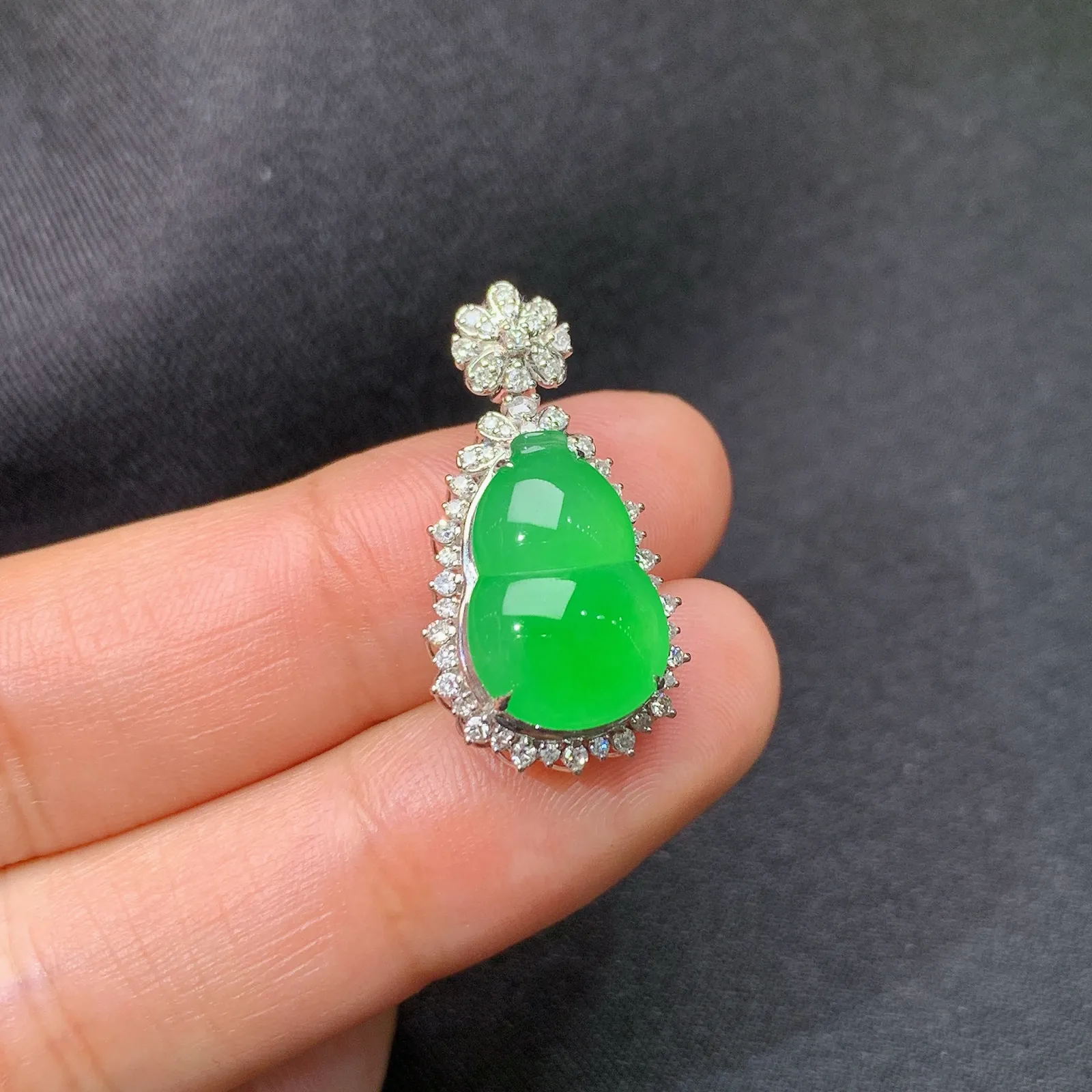 阳绿葫芦吊坠，18k金钻镶嵌，冰润色阳，玉质细腻，种水足，Sk整体尺寸25.2*13.1*8.5