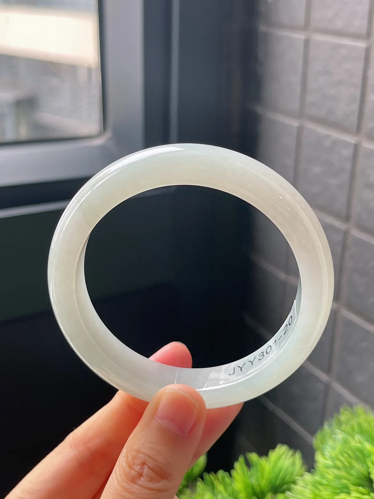 正圈57.6圈口，翡翠冰糯种白色手镯