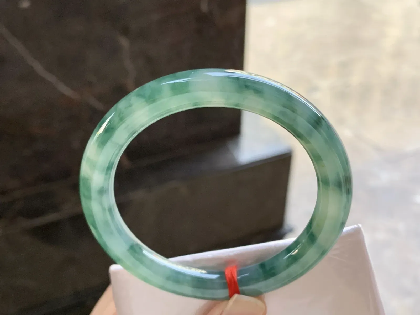 55-9

飘花圆条手镯^_^颜色鲜艳 玉质温润