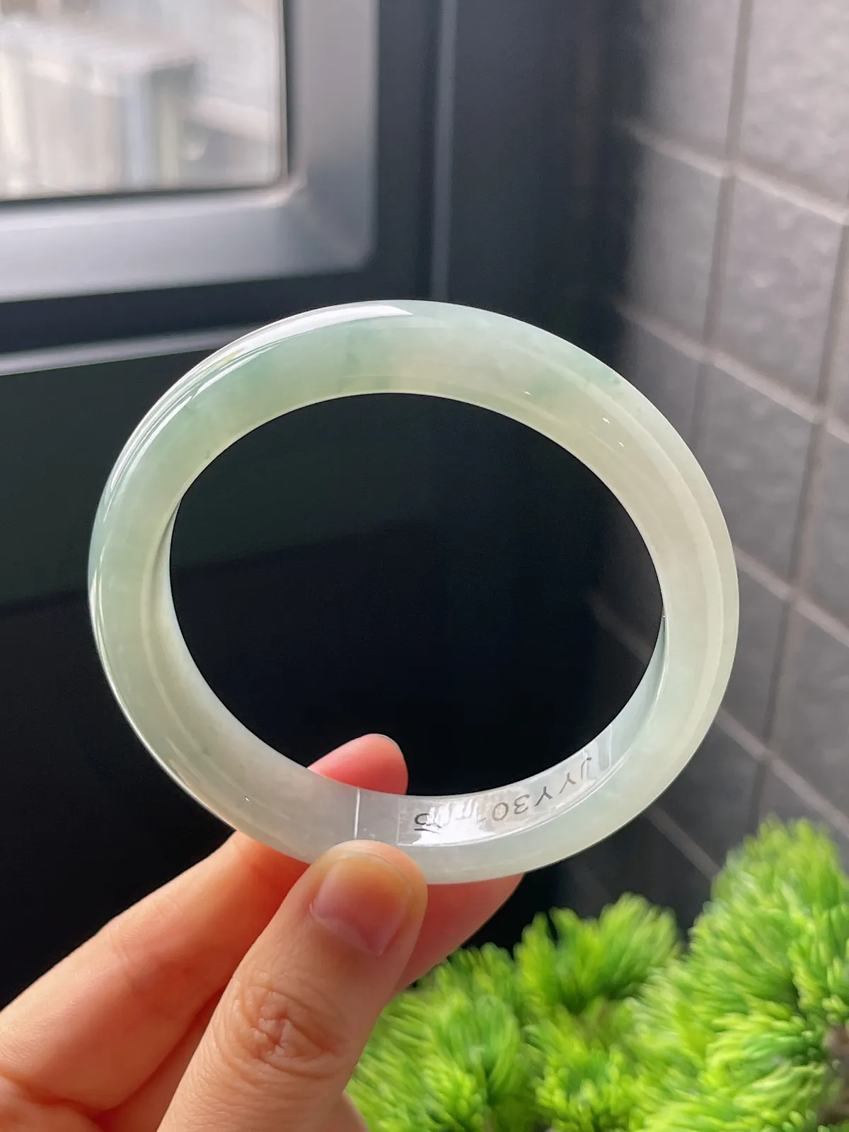 正圈57.7圈口，翡翠冰糯种飘绿手镯