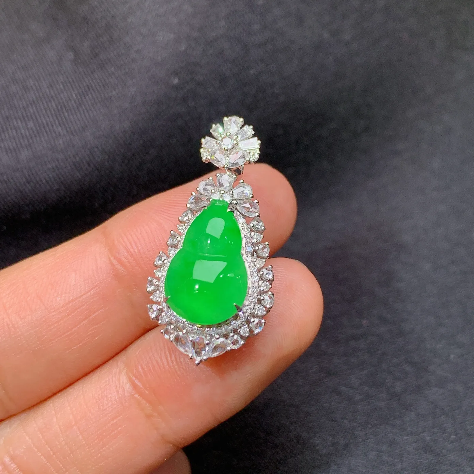 冰阳绿葫芦吊坠，18k金钻镶嵌，高贵色阳，玉质细腻，种水足，Sk整体尺寸28.2*13.6*10.5