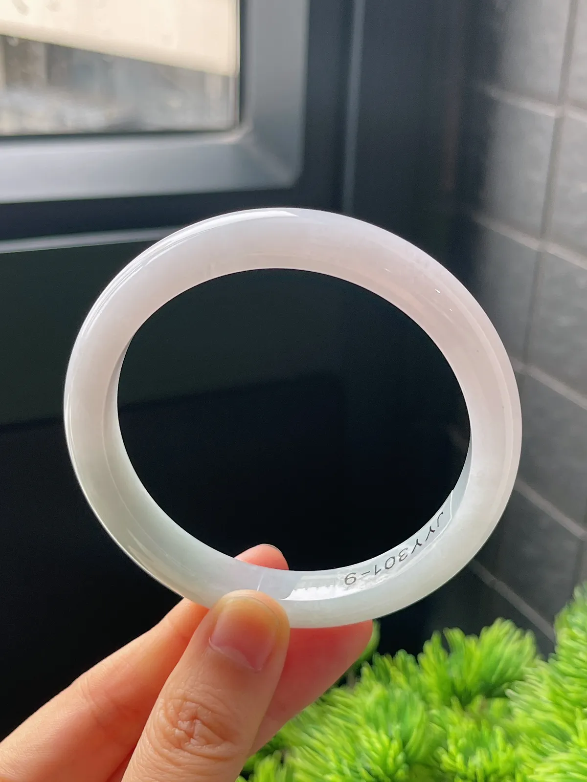 正圈59.6圈口，翡翠糯化种淡绿色手镯