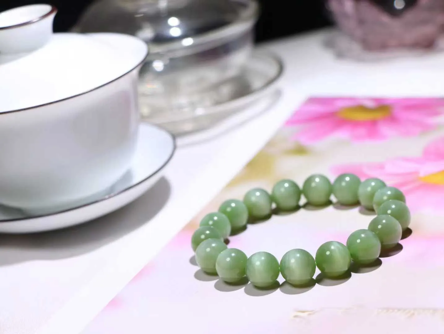 【腕间风华】

和田玉碧玉猫眼手串，玉质冰润 眼线灵动，佩戴于腕间，尽显高贵气质。无论是日常搭配还是重要场合，都是您优雅风范的点睛之笔。

重44.5克  尺寸12mm  36823212113O