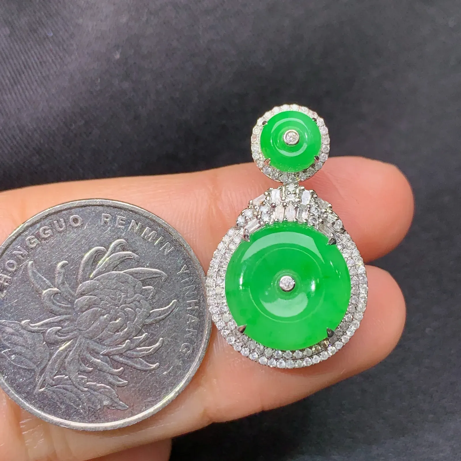 阳绿平安扣吊坠，18k金钻镶嵌，冰润色阳，玉质细腻，Aq整体尺寸27.2*16.5*8.6