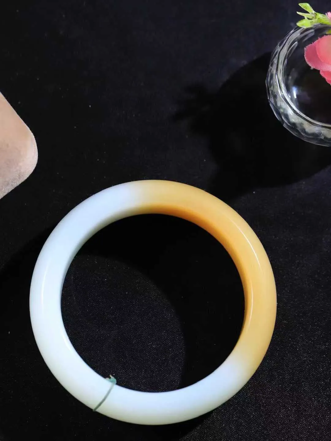 【暖玉生香·手镯】

收藏级臻品和田玉糖白玉手镯，质地油润细腻，色泽高贵典雅，镯型古朴典雅。在诗情画意的雨巷相遇，你是我腕间的一抹风情，有你眸有深情，清风荡漾湖间静水，我愿俯身低眉，在烟波涟漪处，寻你深情倩影。内径55mm尺寸19.6-9.1mm重89克  6928258A