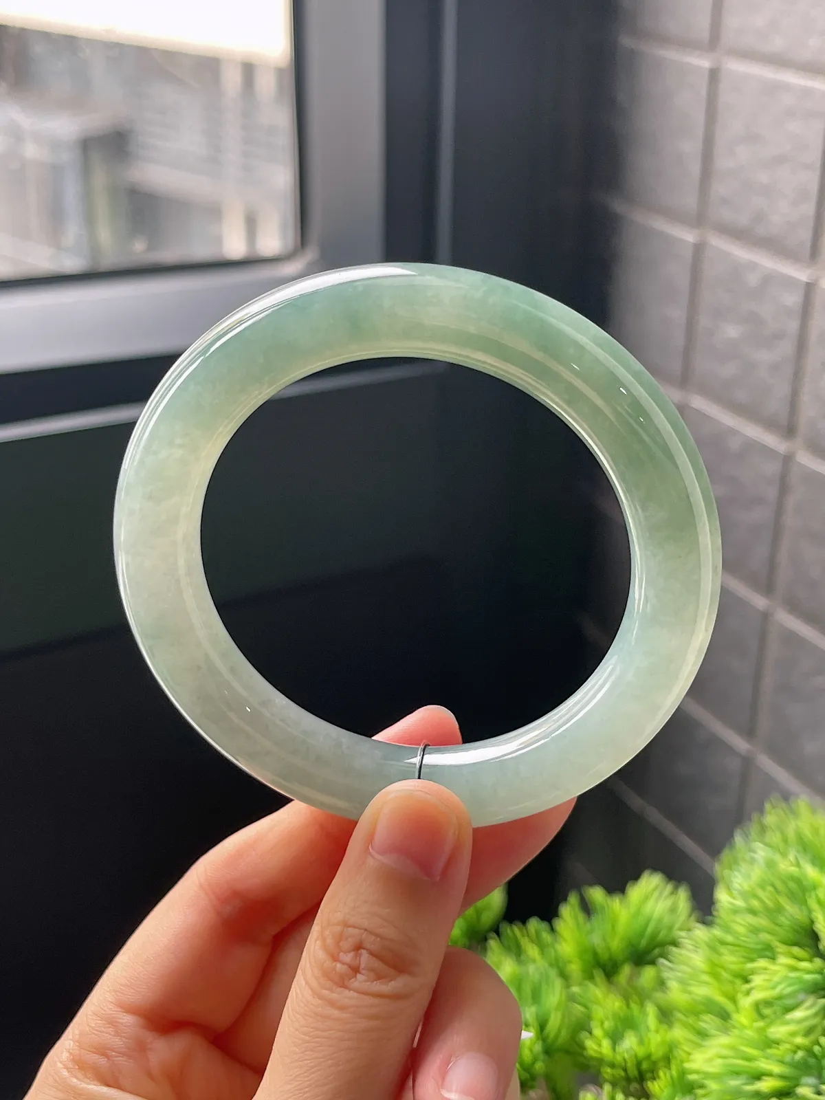 圆镯56.6圈口，翡翠糯化种灰绿色手镯